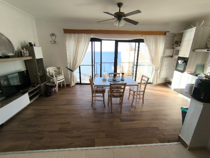 Obývací pokoj apartmánu s výhledem na moře